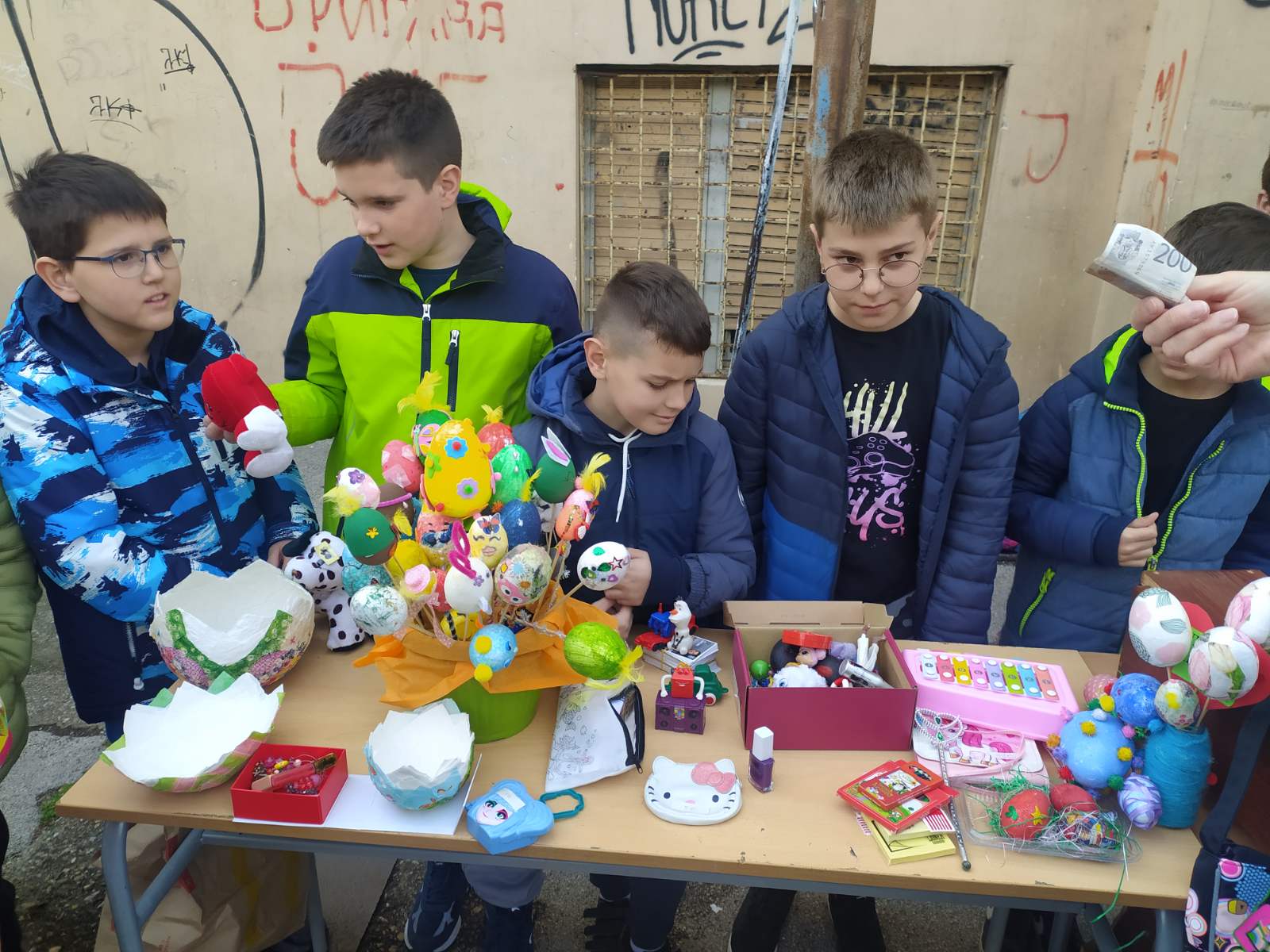 Prodajna izložba vaskršnjih jaja u OŠ Vožd Karađorđe u Nišu