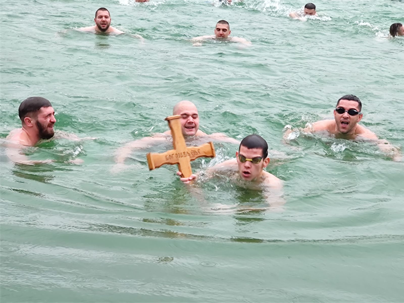 Osamnaestogodišnji Marko Todorović prvi doplivao do Časnog krsta u Nišu