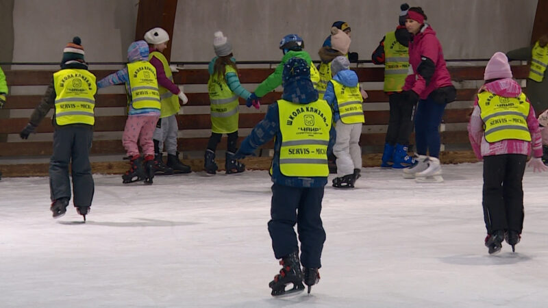 Mališani uživaju na ledu