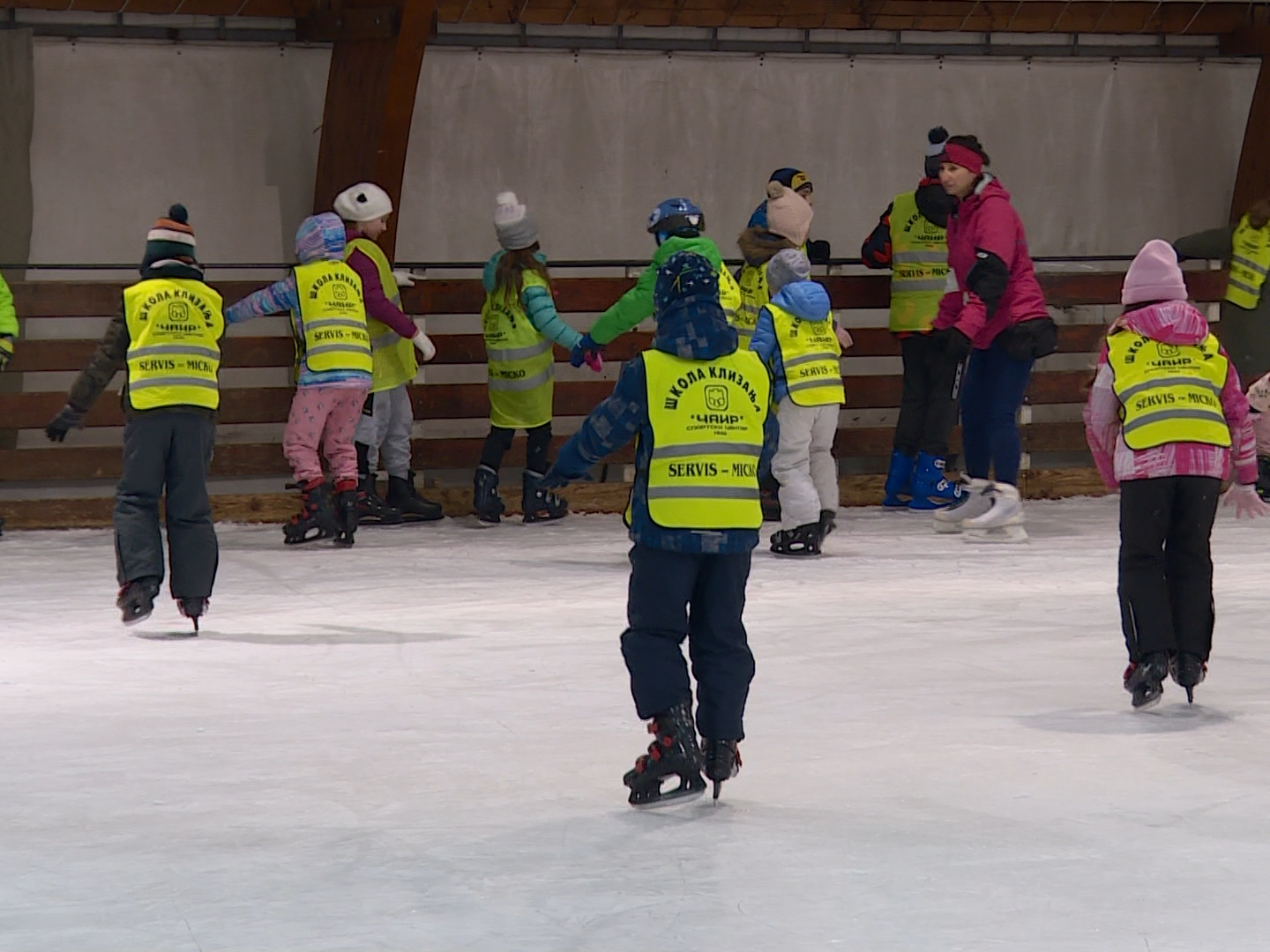 Mališani uživaju na ledu