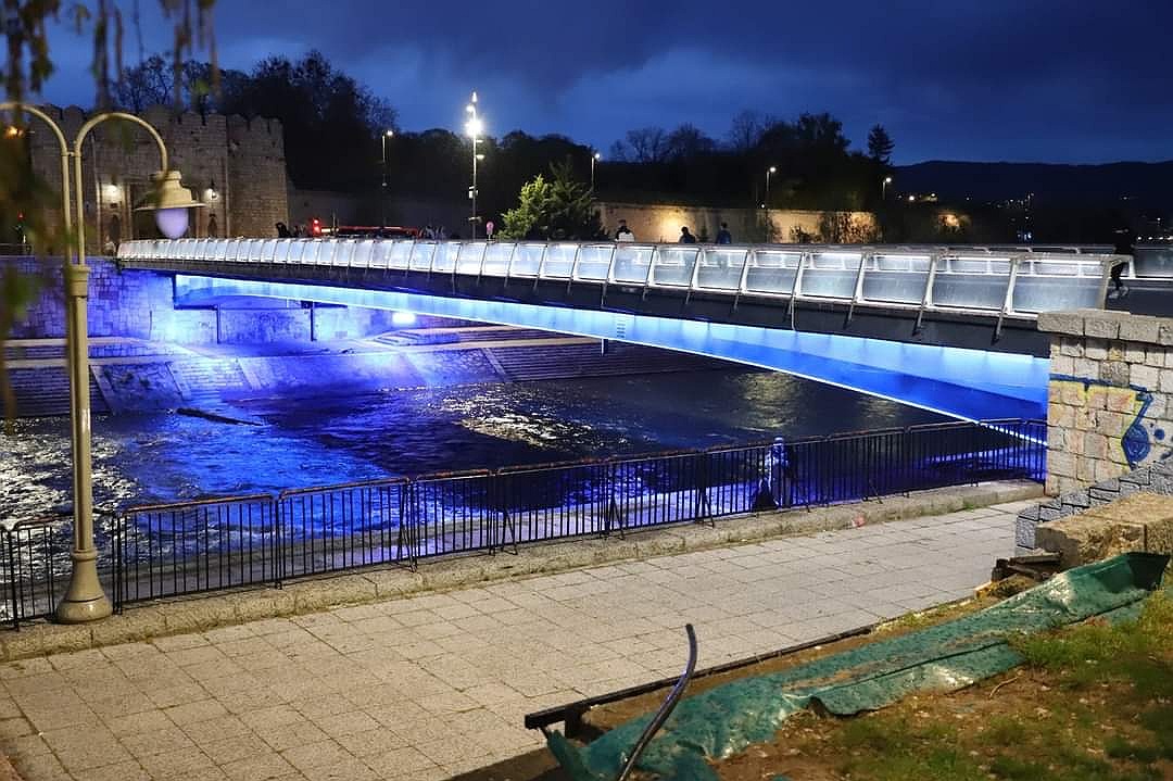 Tvrđavski most u plavoj boji, kao podrška osobama sa autizmom