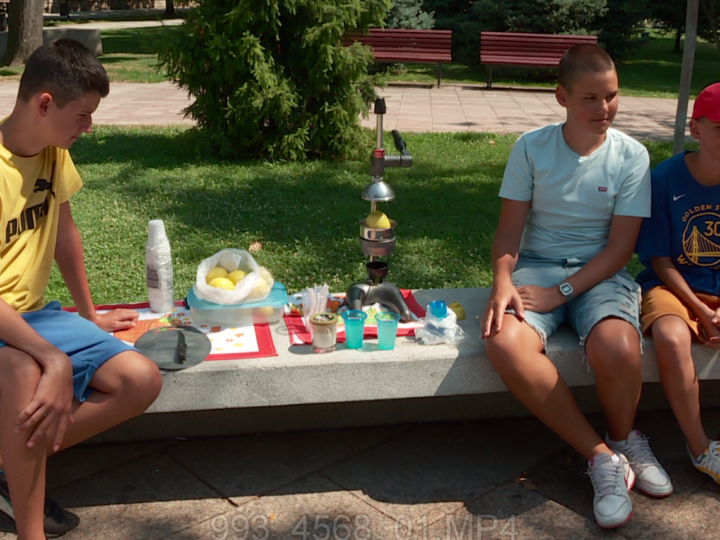 Tri dečaka u centru Niša nude domaću limunadu