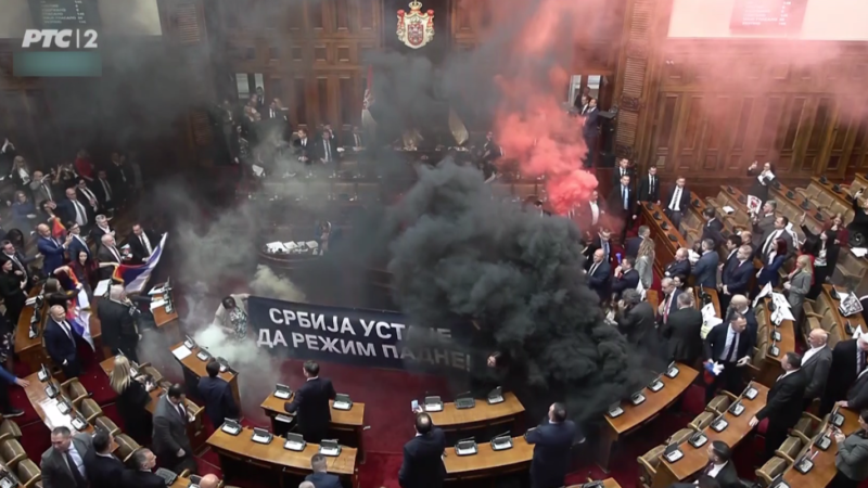 Ko nas predstavlja u Parlamentu- strašno! Opozicija bacala upaljene baklje, flaše, biber sprej…