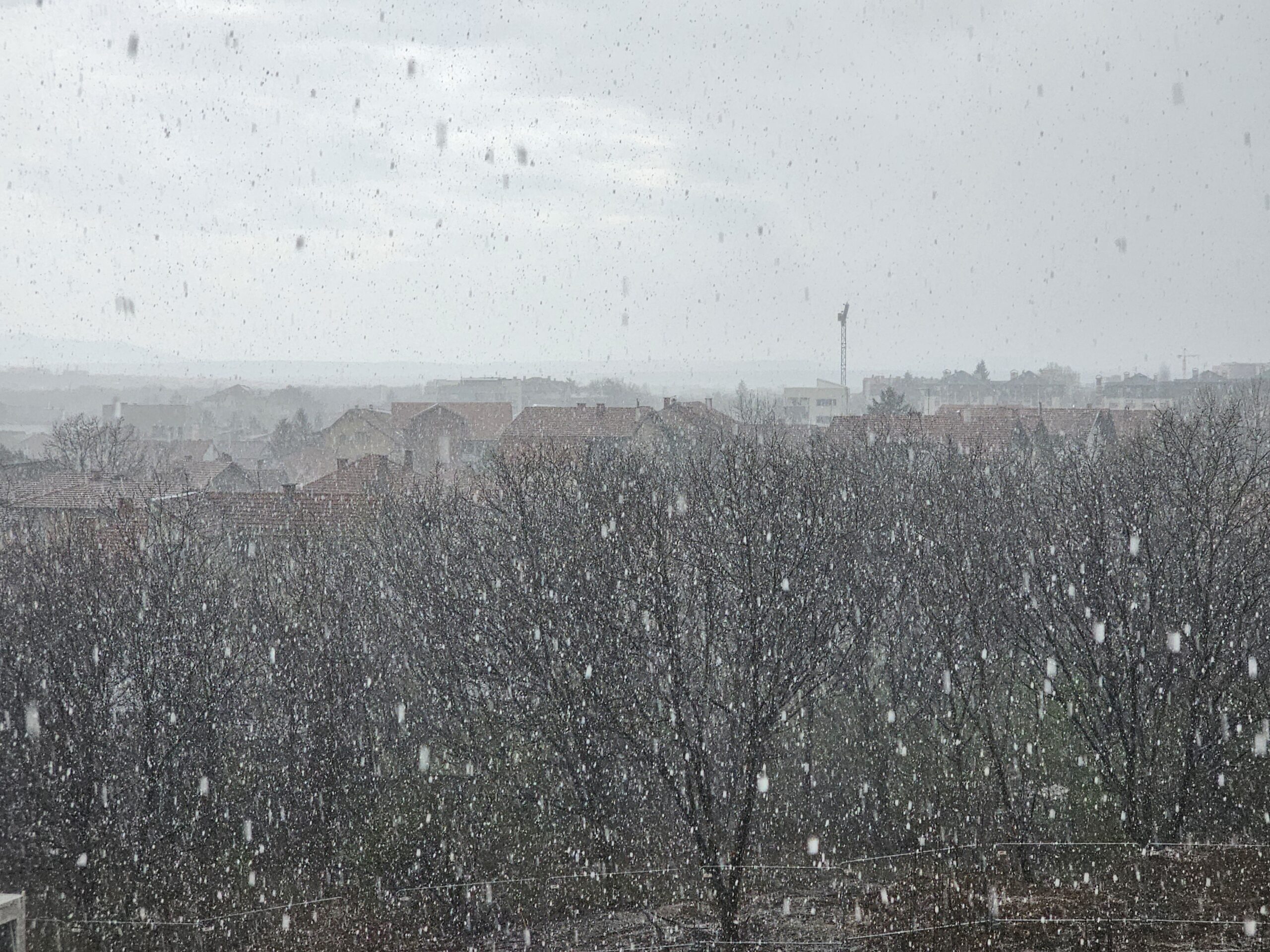 Niš: Kratkotrajno nevreme praćeno kišom i gradom