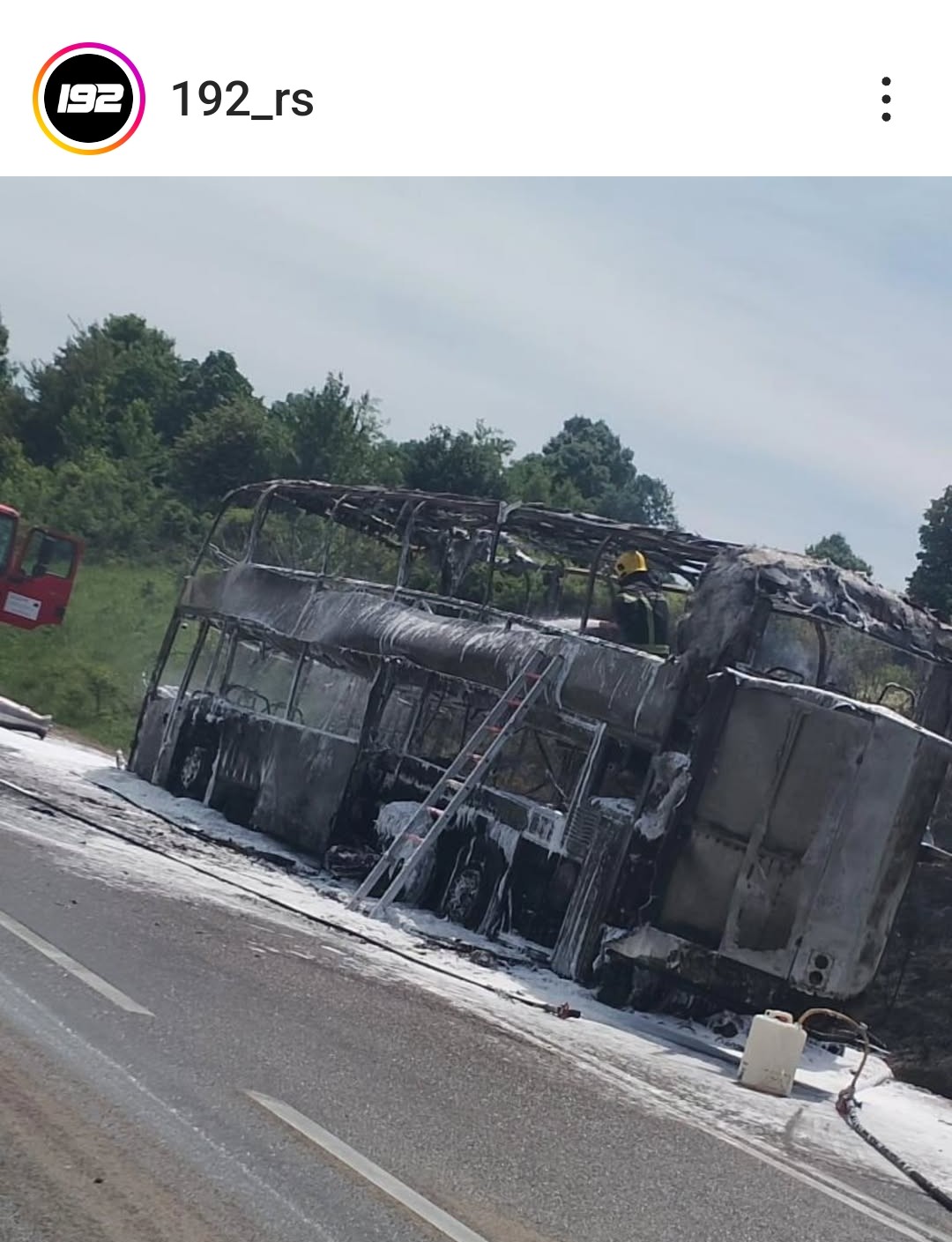 Zapalio se autobus pun đaka
