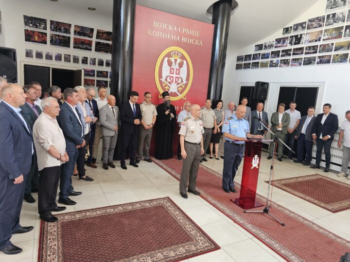 Gromoglasan, višeminutni aplauz za generala Simovića