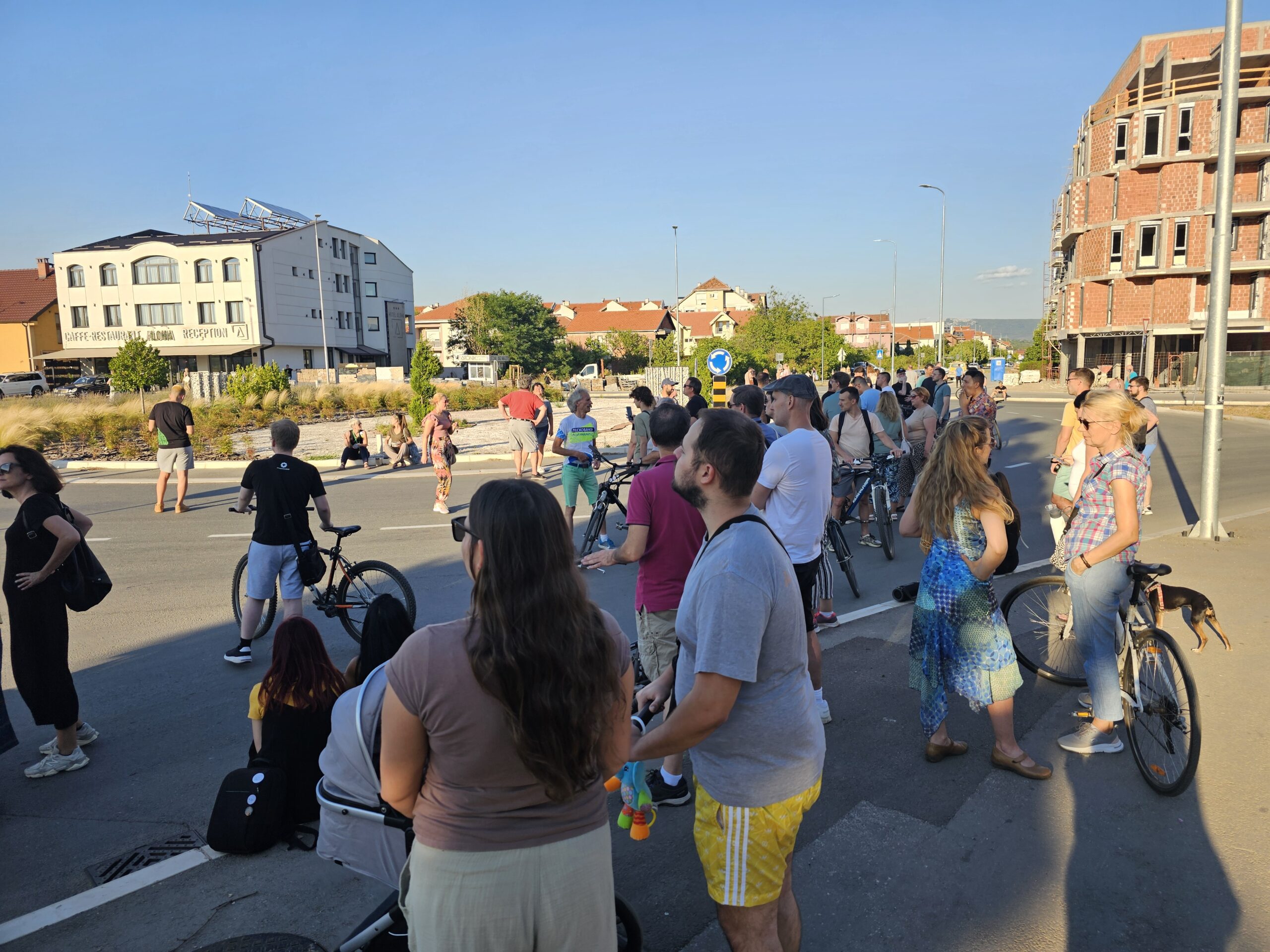 Kamionom pokušao da prođe kroz blokadu