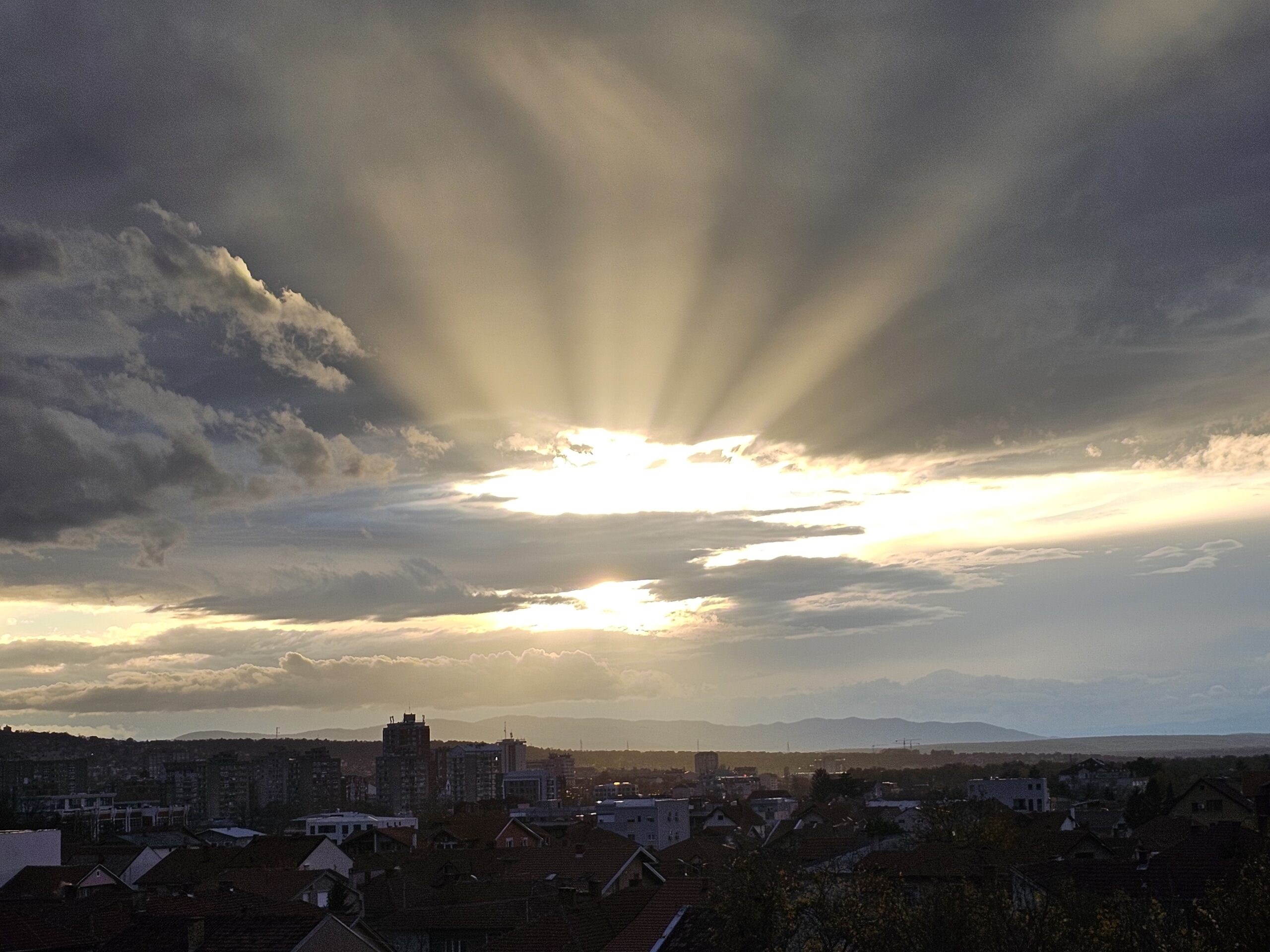 Oblačno, sa kišom i slabim mrazom