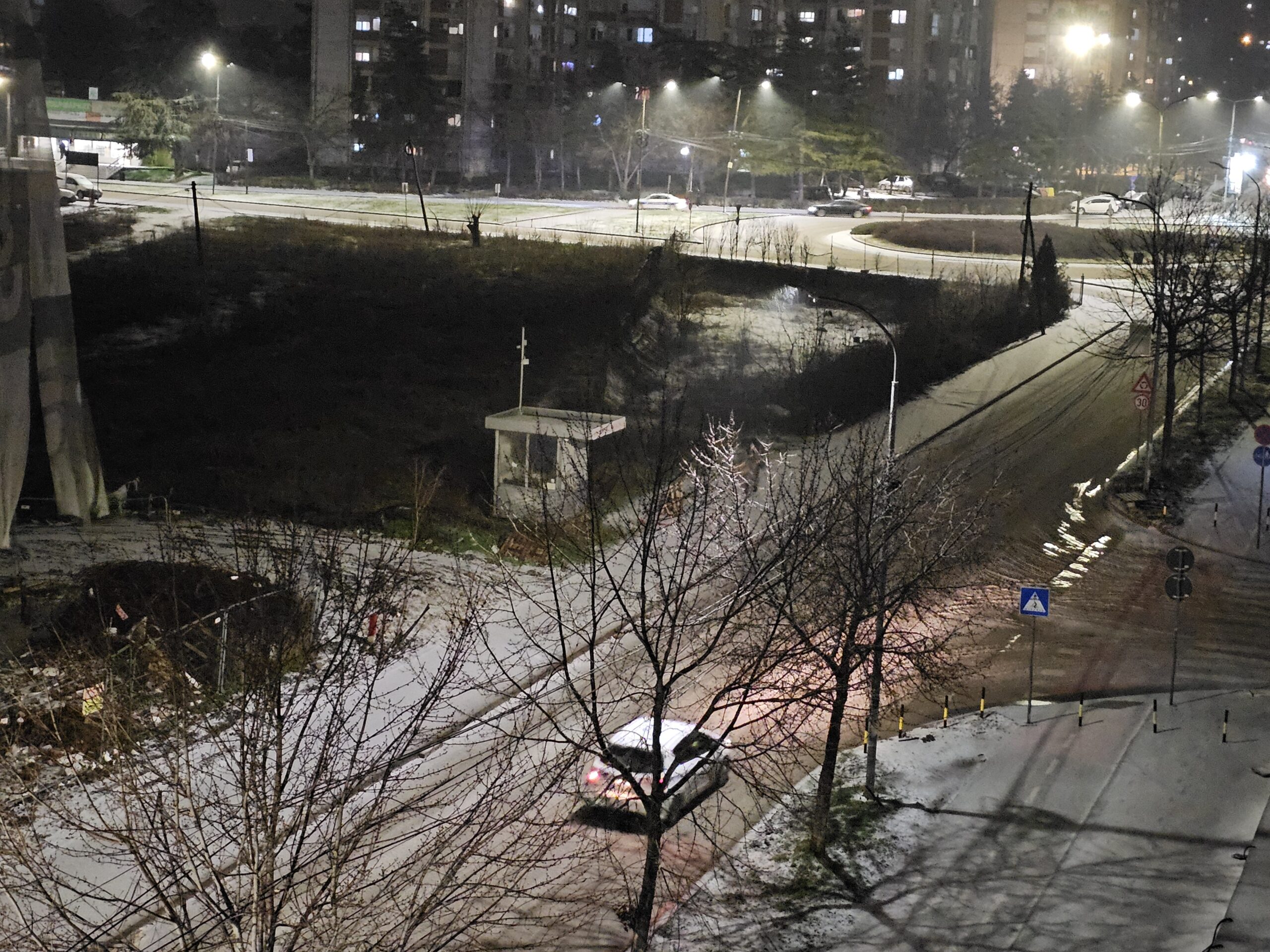 Ledena kiša u Nišu, oprez i pešacima i vozačima