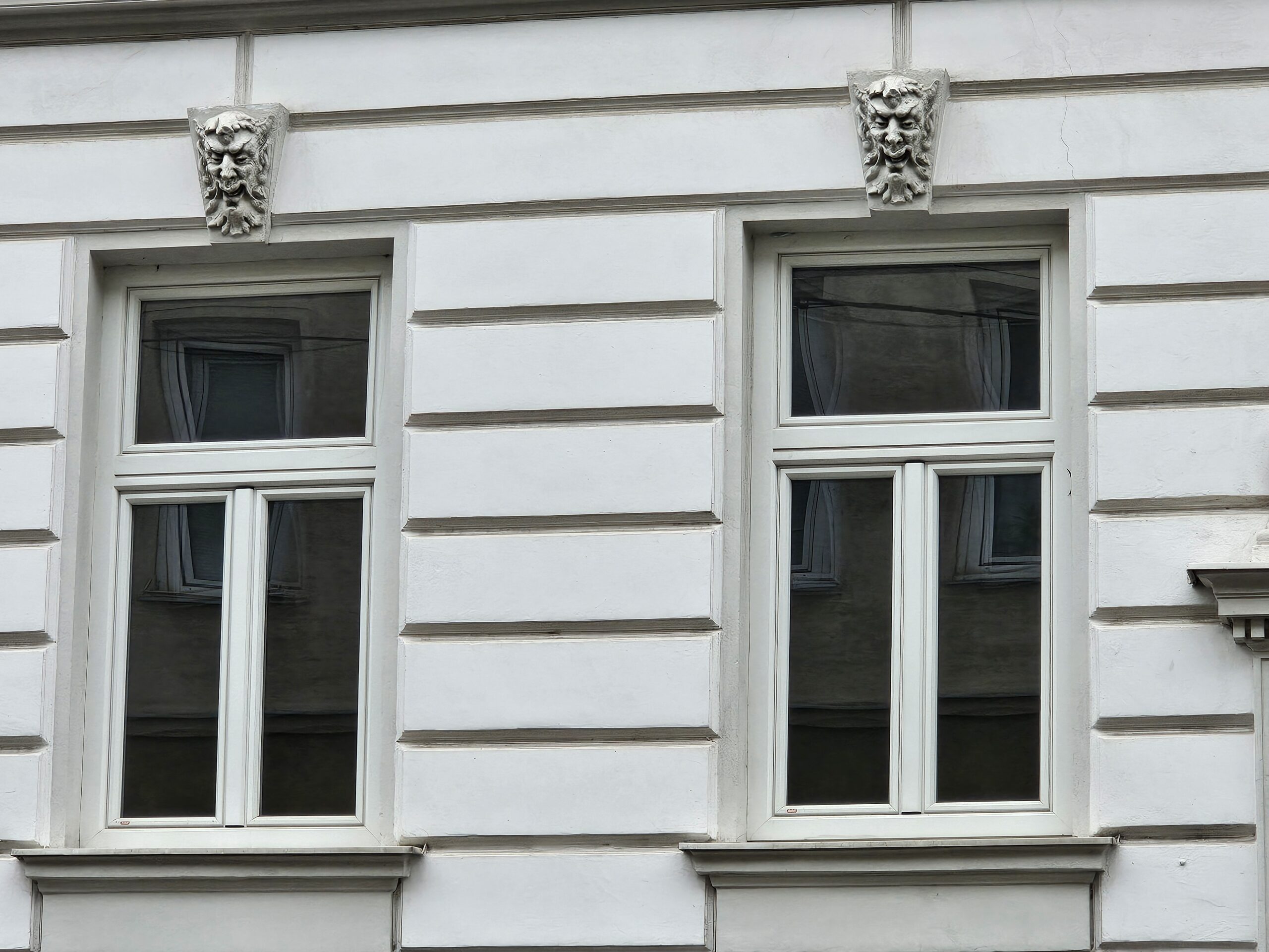 Ko nas gleda sa fasada?