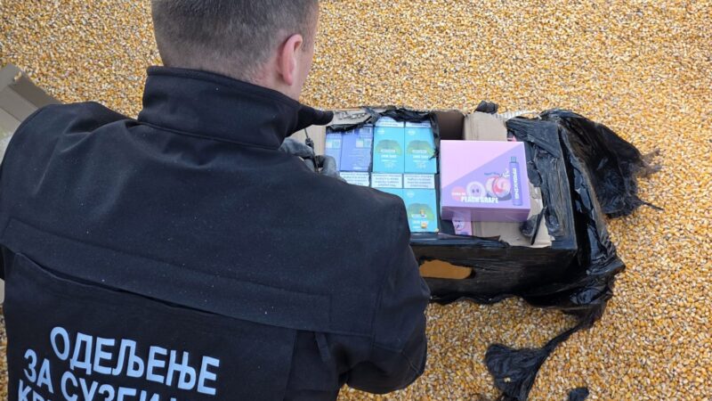 Patike i elektronske cigarete u tovaru kukuruza