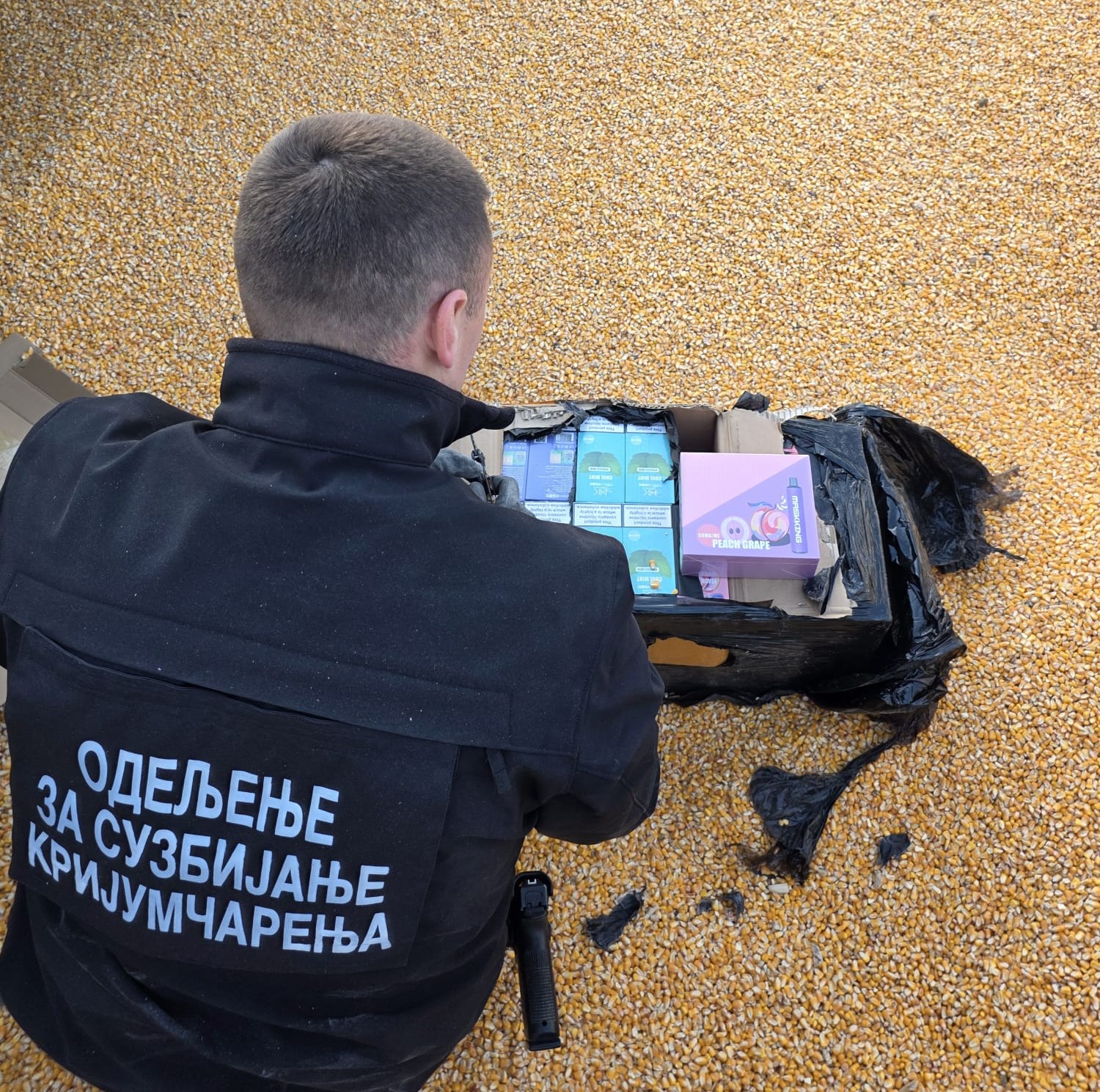 Patike i elektronske cigarete u tovaru kukuruza