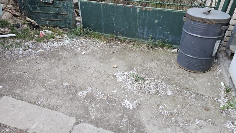 Stiropor sa gradilišta leti na sve strane