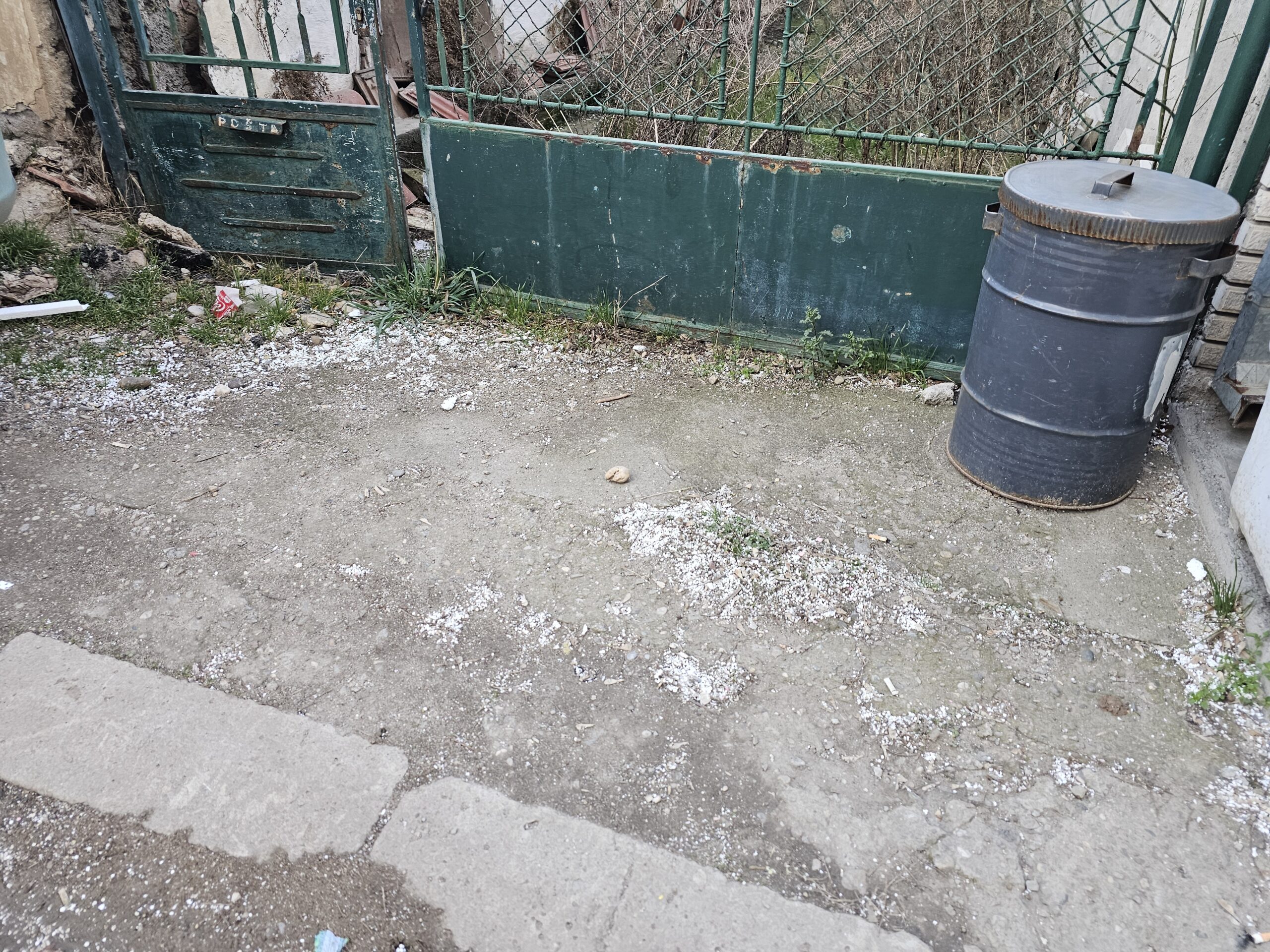 Stiropor sa gradilišta leti na sve strane